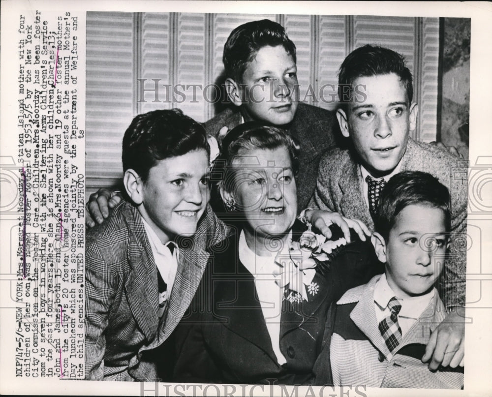 1953 Press Photo NYC, Mrs Margaret Noordzy named Foster Mom of Year