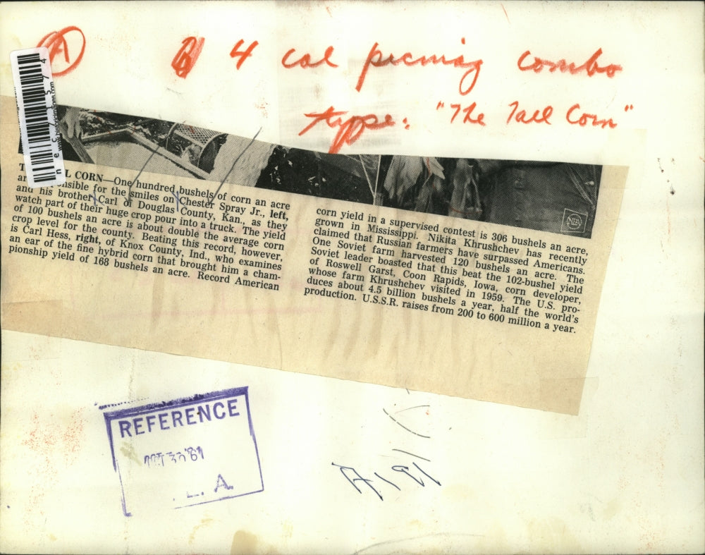 1961 Press Photo Carl & Chester Spray Jr as they load corn crop at their Ind fa