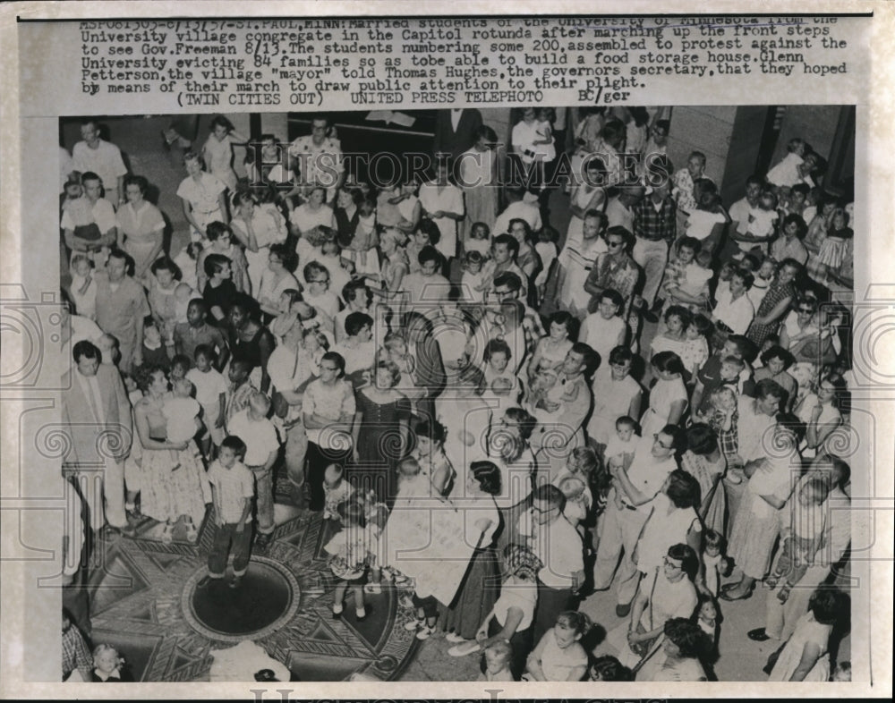 1957 Press Photo St Paul, Minn Univ of MN married students at protest