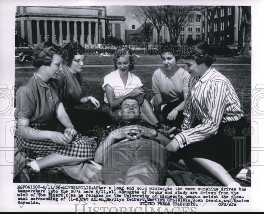 1956 Press Photo Univ of Mn coeds &amp; Tom Tizard in Minneapolis