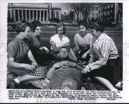 1956 Press Photo Univ of Mn coeds & Tom Tizard in Minneapolis