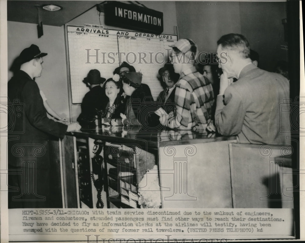 1952 Press Photo Chicago Passengers stranded due to train strike