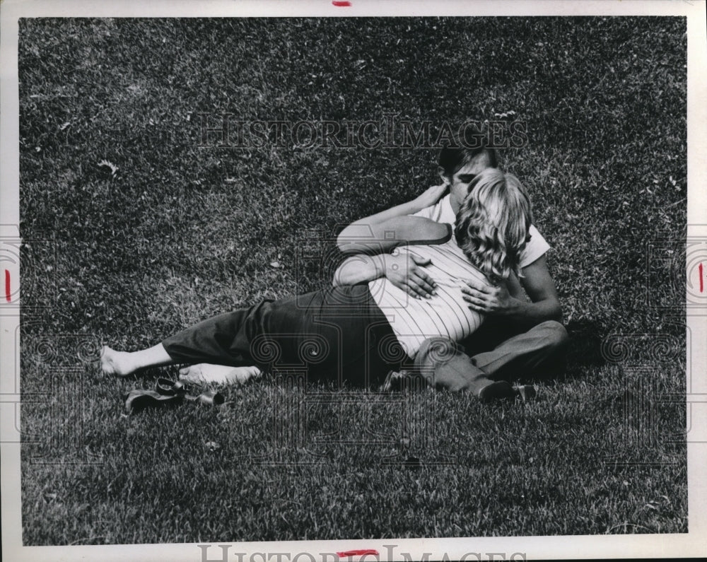 Press Photo Young couple in park at lunch break in Cleveland - nec71644