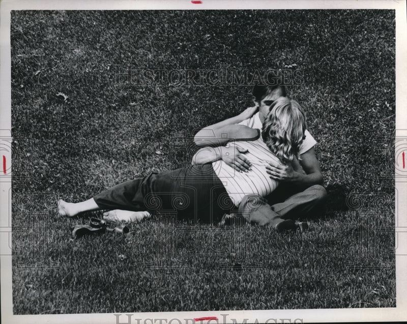 Load image into Gallery viewer, Press Photo Young couple in park at lunch break in Cleveland - nec71644
