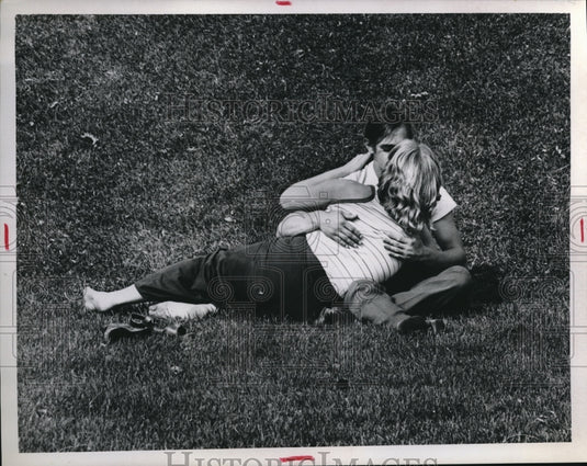 Press Photo Young couple in park at lunch break in Cleveland - nec71644
