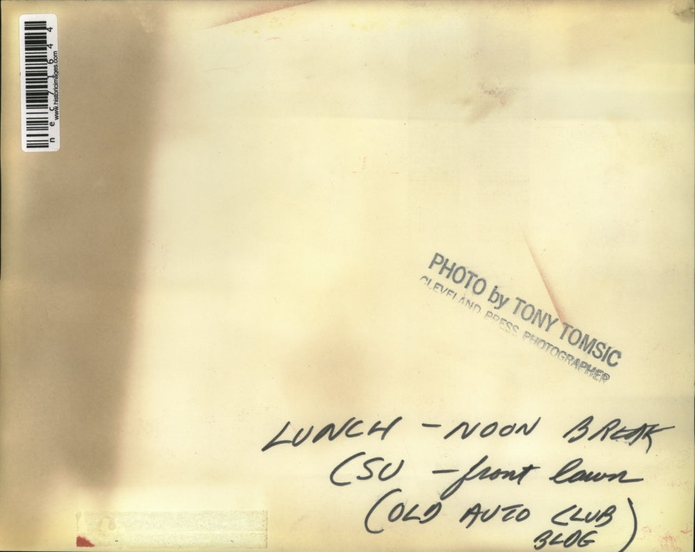 Press Photo Young couple in park at lunch break in Cleveland - nec71644