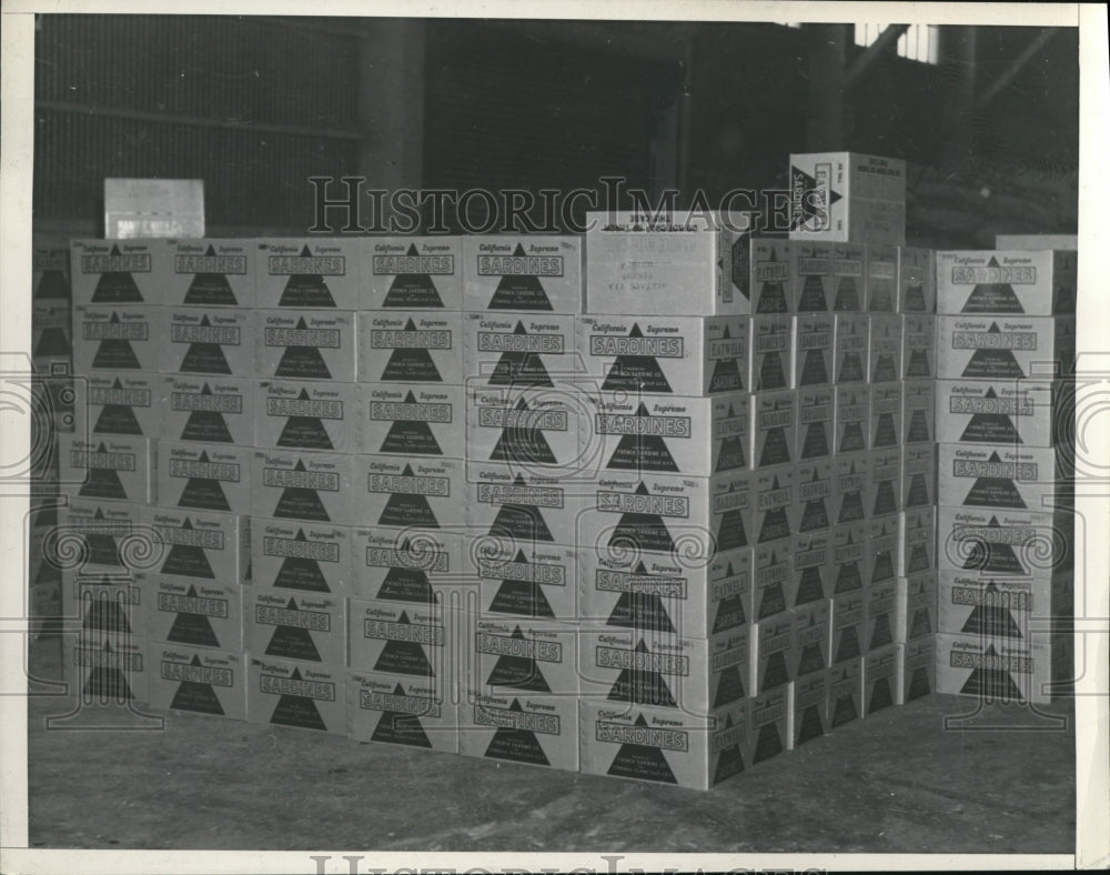 1933 Press Photo Cargo crates stacked at La, Calf harbor for ship loading