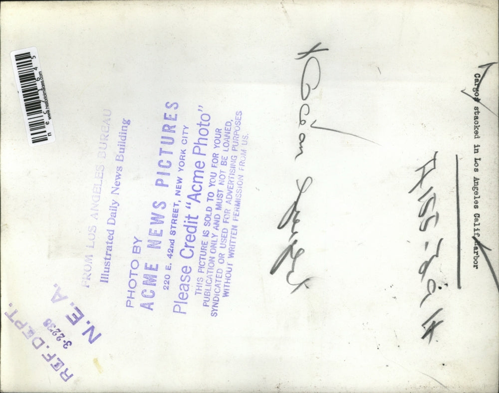 1933 Press Photo Cargo crates stacked at La, Calf harbor for ship loading