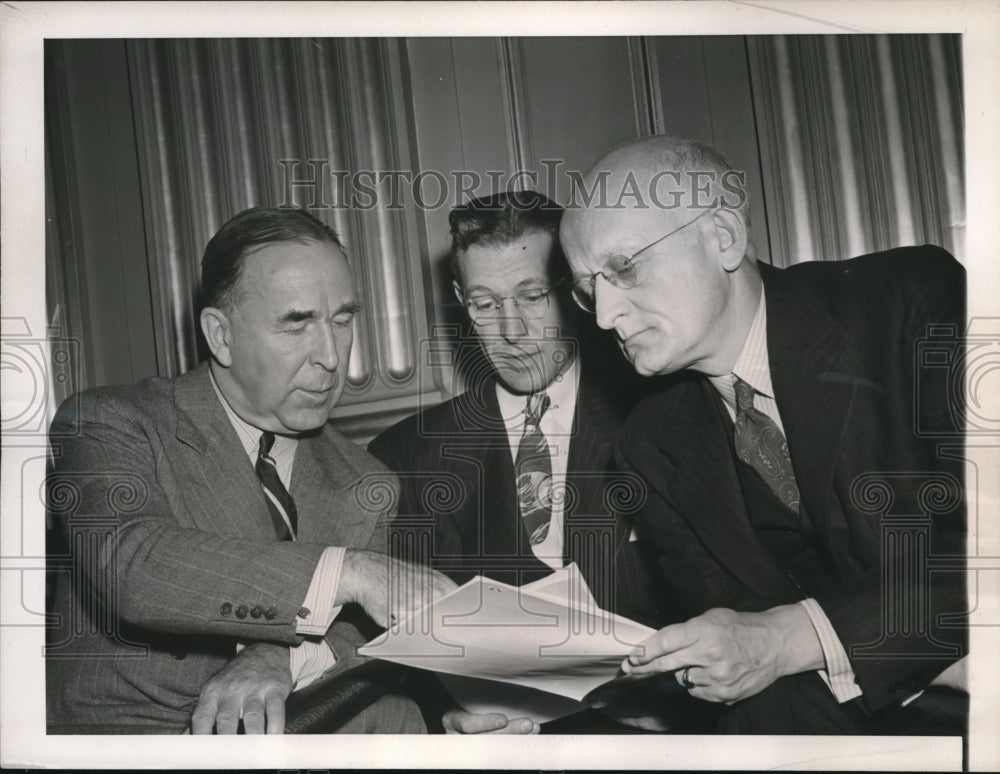 1945 Press Photo DC Wm McAfee, Richard Lowe,P Wharton of Atlantic Oil