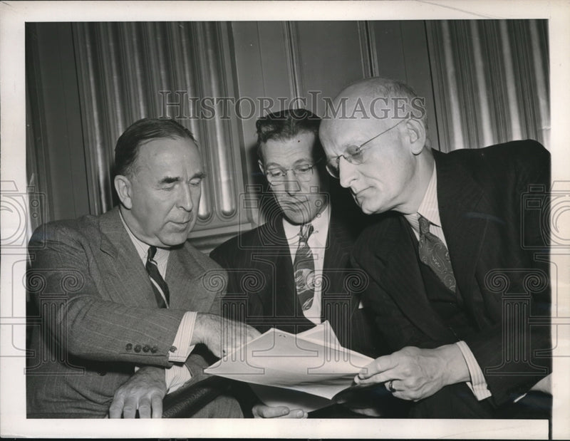 Load image into Gallery viewer, 1945 Press Photo DC Wm McAfee, Richard Lowe,P Wharton of Atlantic Oil
