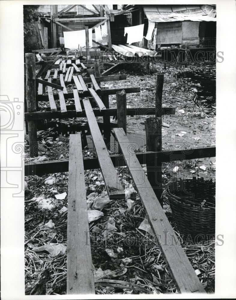 1971 Press Photo Bangkok, Thailand bridge in a slum area - nec71691