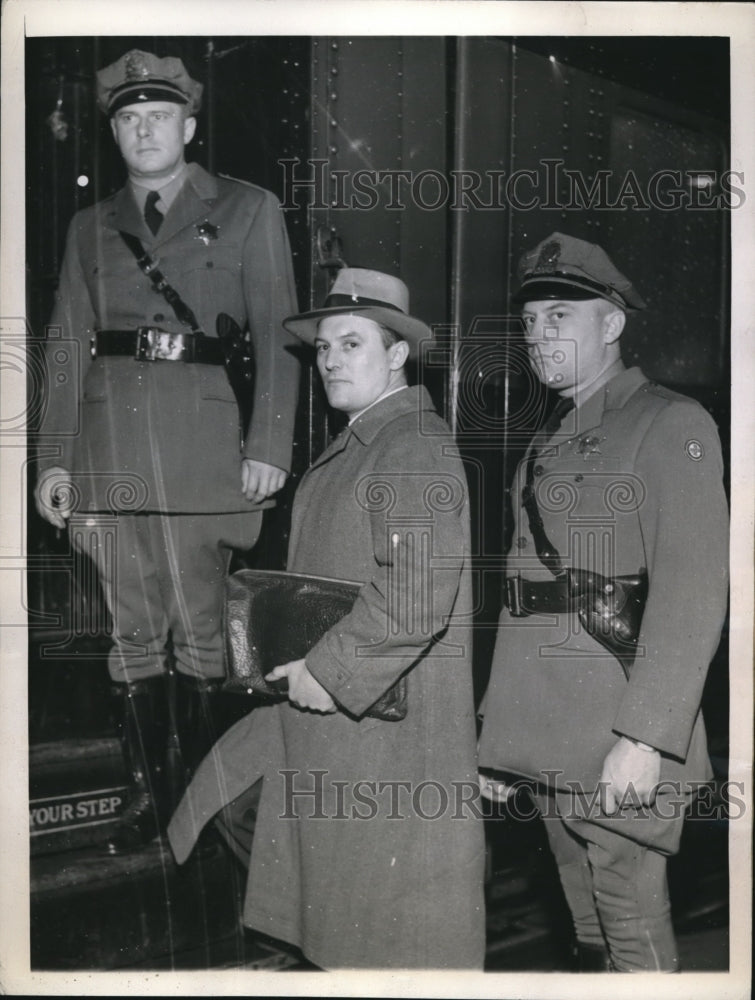 1943 Press Photo I. D. Kirk w/ Lincoln's Gettysburg manscript bound for exhibit