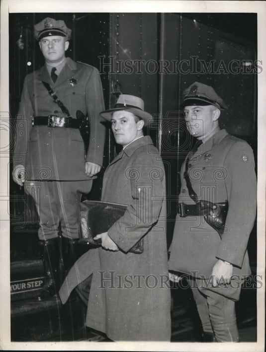 1943 Press Photo I. D. Kirk w/ Lincoln's Gettysburg manscript bound for exhibit