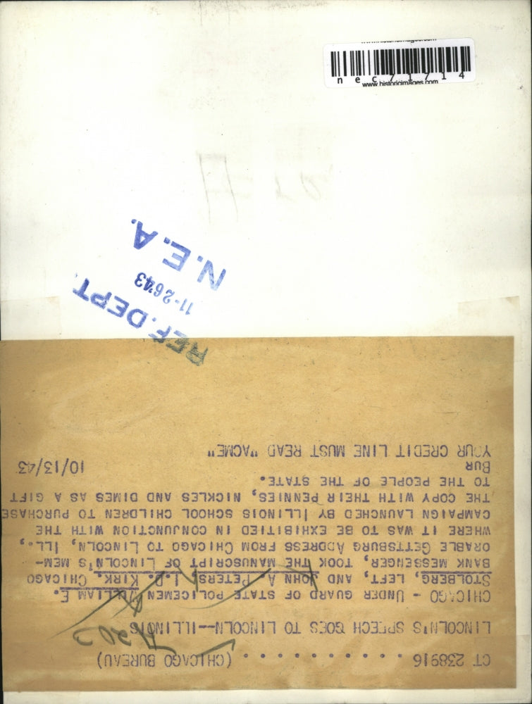 1943 Press Photo I. D. Kirk w/ Lincoln's Gettysburg manscript bound for exhibit