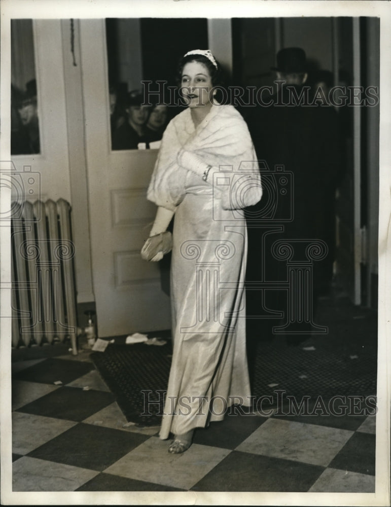 1934 Press Photo Mrs L Clark Winter nee Josephine Auguste at NY Opera house