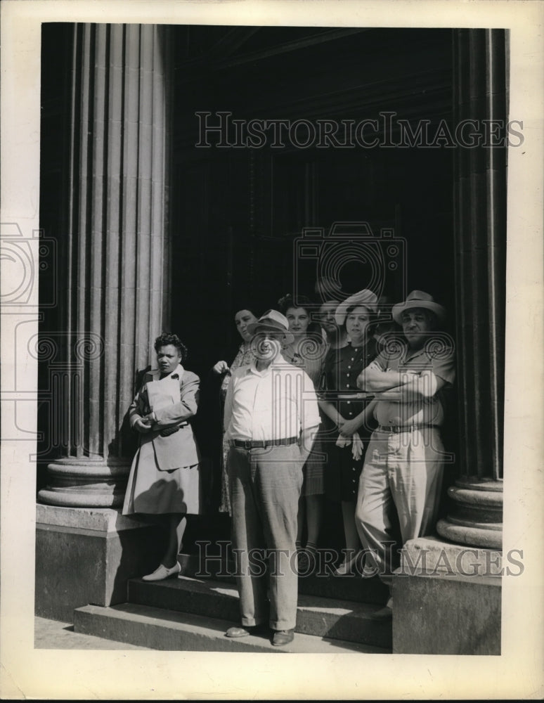 1943 Press Photo People at bank in Cleveland during air raid test- Historic Images