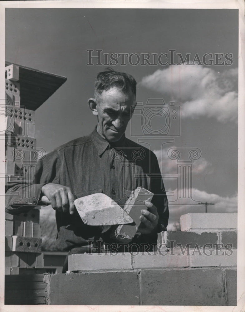 1947 Press Photo bricklayer at Abraham Lincoln site in Pennsylvania