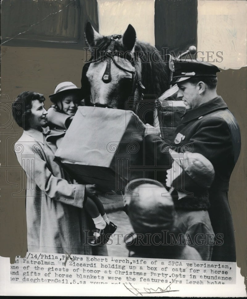 Load image into Gallery viewer, 1949 Press Photo Mrs. Lerch of SPCA &amp; patrolman Wm Ziccardi give oats to horse
