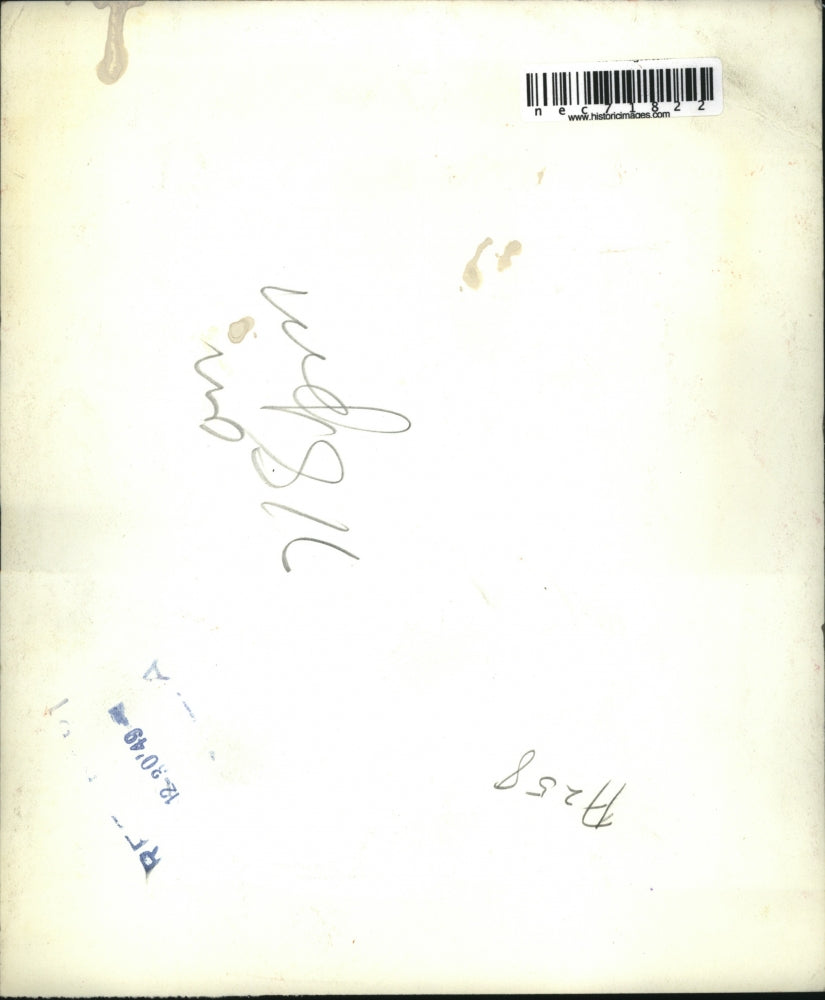 1949 Press Photo Mrs. Lerch of SPCA & patrolman Wm Ziccardi give oats to horse