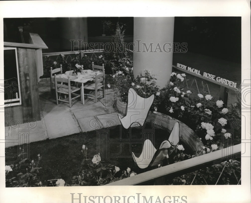 1956 Press Photo Childs Rose garden at 39th Intnl flower show in NYC- Historic Images