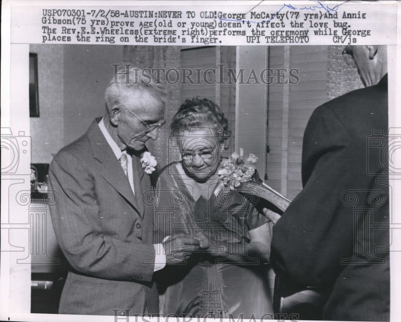 Load image into Gallery viewer, 1958 Press Photo Austin, Tex George McCarty,77 weds Annie Gibson,75
