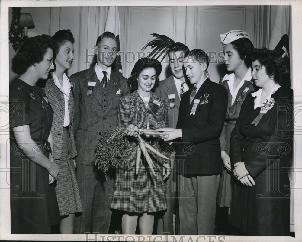 1945 Press Photo Chicago 4-H Clubs, H McLaughlin, D Giese