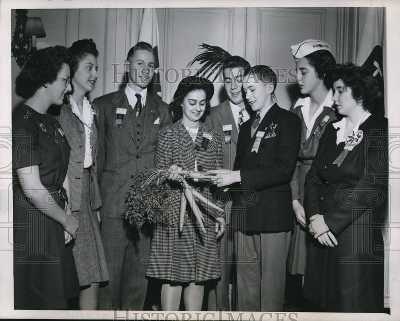 Load image into Gallery viewer, 1945 Press Photo Chicago 4-H Clubs, H McLaughlin, D Giese
