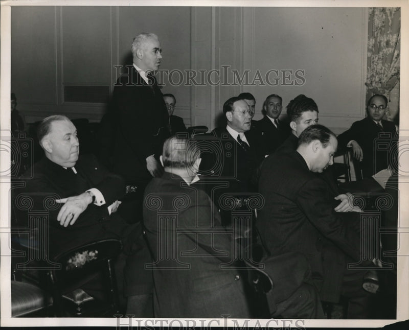 Load image into Gallery viewer, 1940 Press Photo Arthur MCNulty at City Affairs conference in NY
