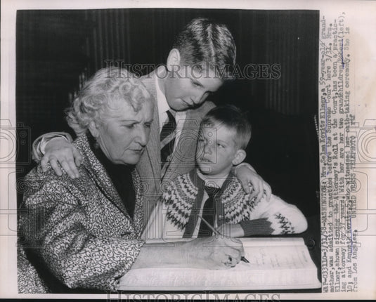 1935 Press Photo DC Mrs Selma K Ellner signs Atty rolls