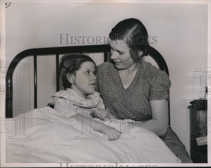 Load image into Gallery viewer, 1938 Press Photo Mrs Theresa Albert, daughter Mary with pneumonia - nec71942

