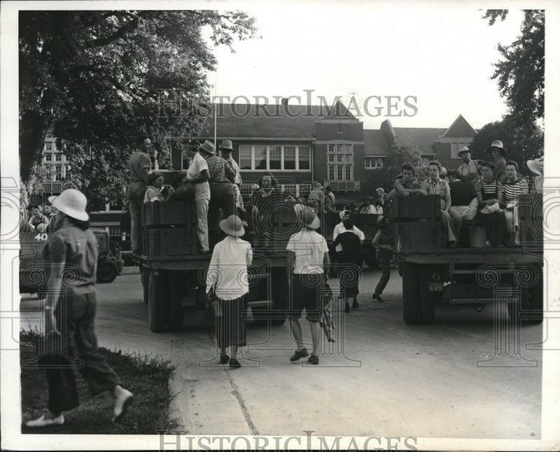 Load image into Gallery viewer, 1943 Press Photo School Girls Work to Save Hybrid Seed Corn Crop in El Paso
