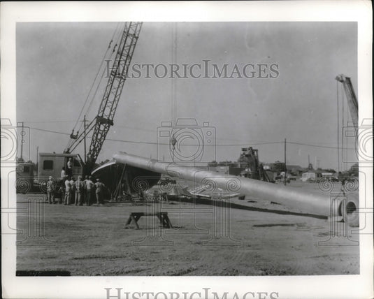 1954 Press Photo Crane Ready to Raise Pole for LeTourneau Semisphere Building- Historic Images