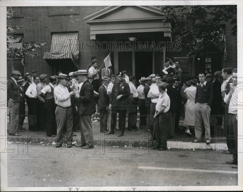 Load image into Gallery viewer, 1934 Press Photo PIckets Check Ranks as They Receive Pay at Minerva Mills Plant
