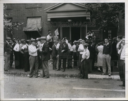 1934 Press Photo PIckets Check Ranks as They Receive Pay at Minerva Mills Plant