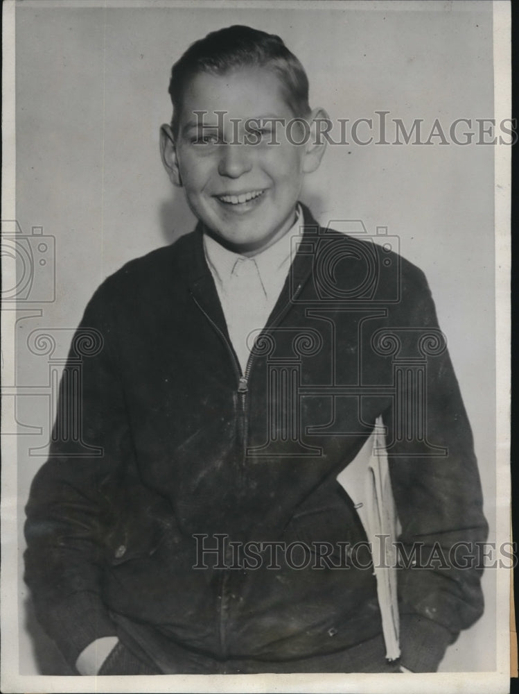 Load image into Gallery viewer, 1933 Press Photo Dean Arnold, 14 reporter for HS newspaper at press conference
