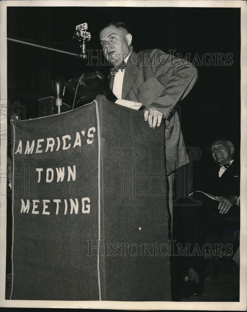 Load image into Gallery viewer, 1948 Press Photo Robert W Kenny, Democrats for Wallace at Americas Town meeting
