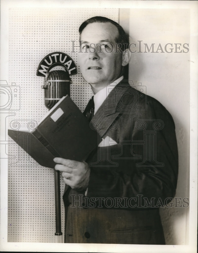 Load image into Gallery viewer, 1945 Press Photo Gospel singer, Richard Maxwell on Hymns You Love on radio
