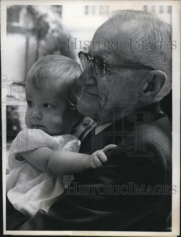 1963 Press Photo St Petersburg,Fla A grandfather & baby at church