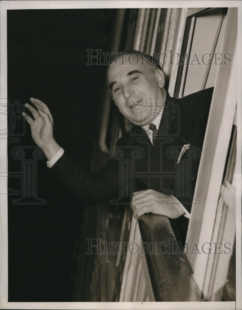 Load image into Gallery viewer, 1938 Press Photo Lee Efhrain, theatrical producer in NYC
