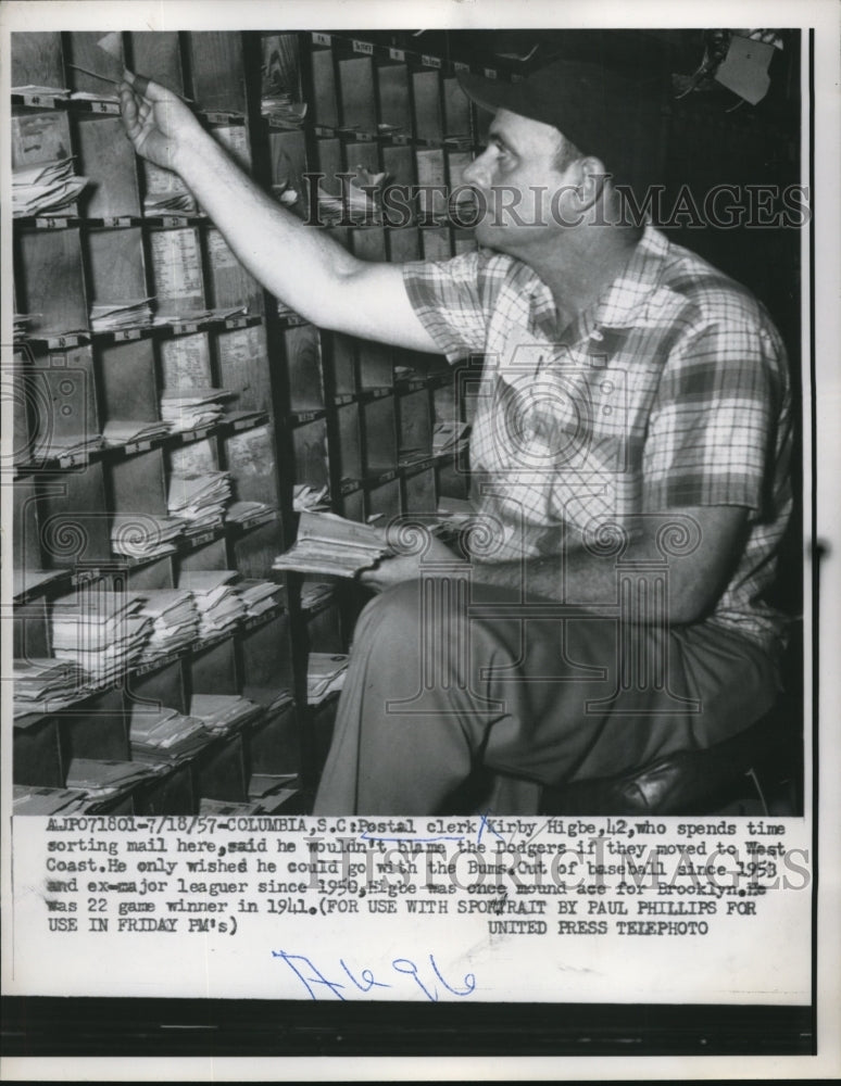 1957 Press Photo Columbia, SC postal clerk Kirby Higbe sorting mail into boxes