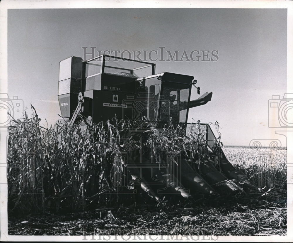 1965 Press Photo New 4 row picker machine for corn crops at Bill Fiesler farm