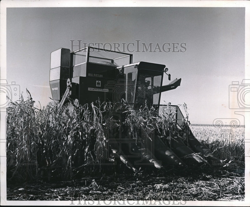 Load image into Gallery viewer, 1965 Press Photo New 4 row picker machine for corn crops at Bill Fiesler farm
