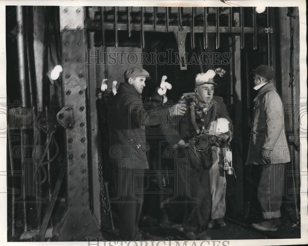 1937 Press Photo Penn coal miners leaving a shaft at shift end