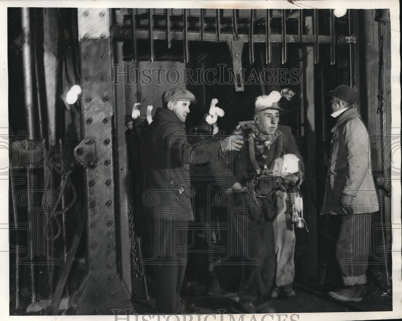 Load image into Gallery viewer, 1937 Press Photo Penn coal miners leaving a shaft at shift end
