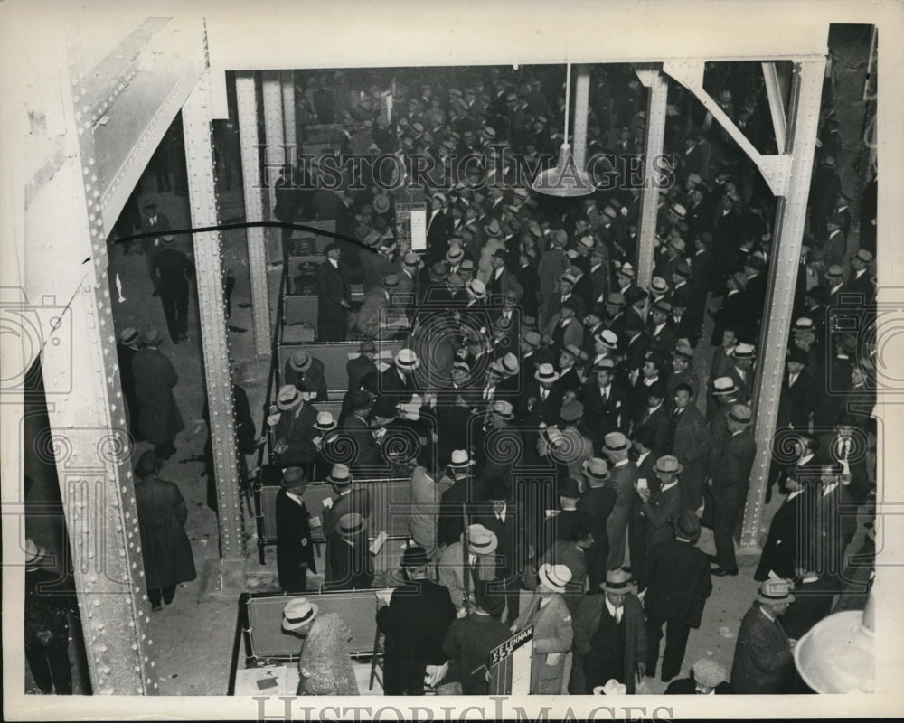1935 Press Photo Crowds at Belmont Park, NY betting on horses - nec72201