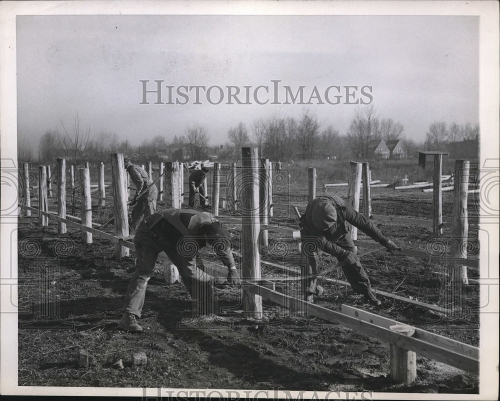 1946 Press Photo Chicago workmen & foundations for new housing