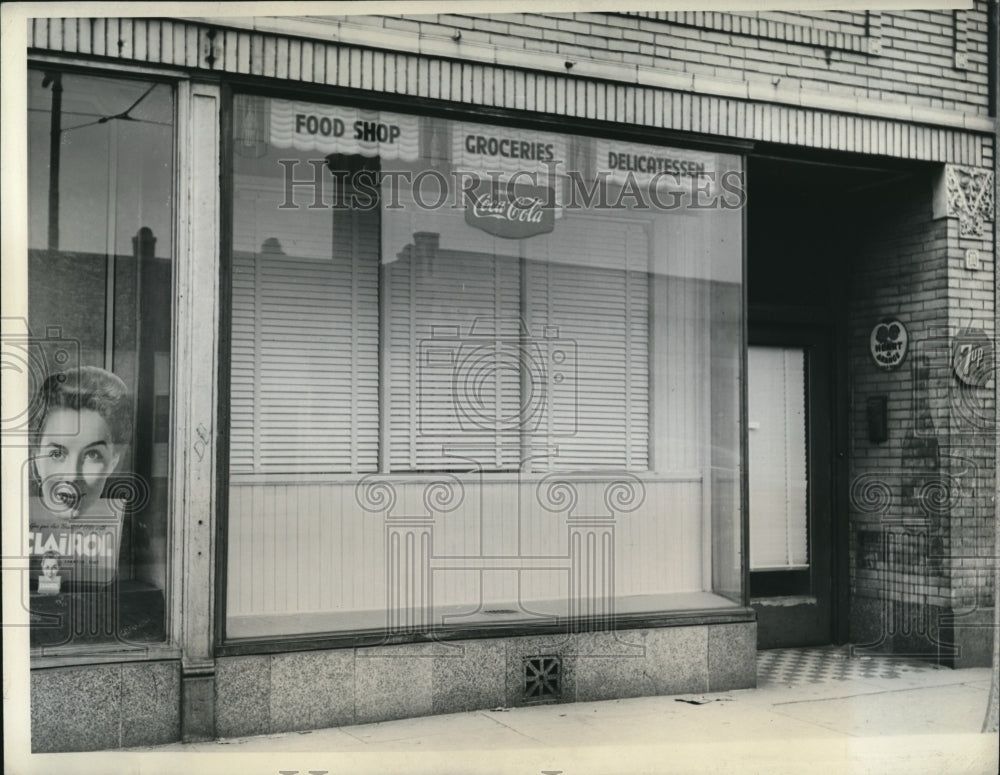 1943 Press Photo Chicago, Empty stores converted to housinh for veterans