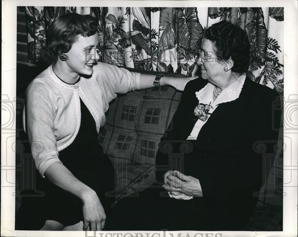 1954 Press Photo Mrs Richard Eisemann & Mrs EE Flack at Hamma Divinity School