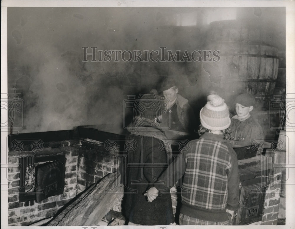 1939 Press Photo W Paris, Me maple syrup boiling into syrub at a farm