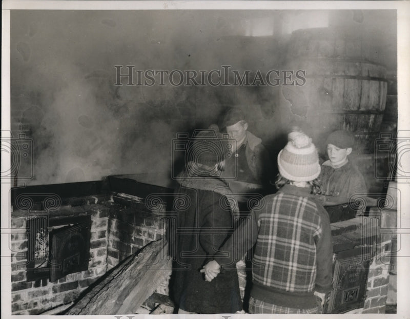 Load image into Gallery viewer, 1939 Press Photo W Paris, Me maple syrup boiling into syrub at a farm
